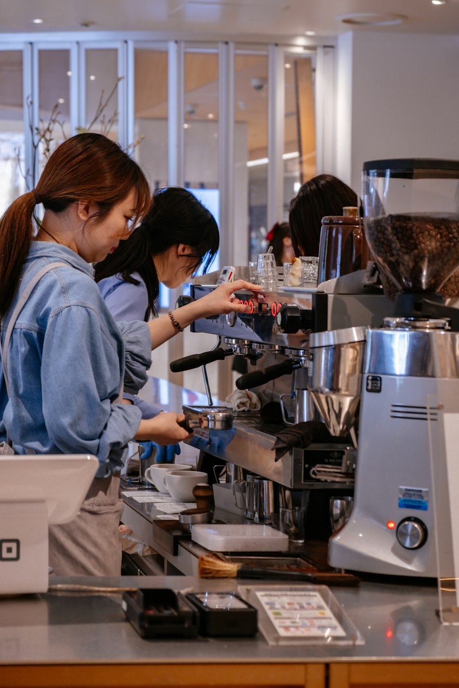 朝：カフェでコーヒーを淹れるスタッフ