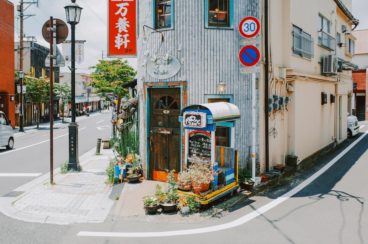 小さな店が入った角地の建物