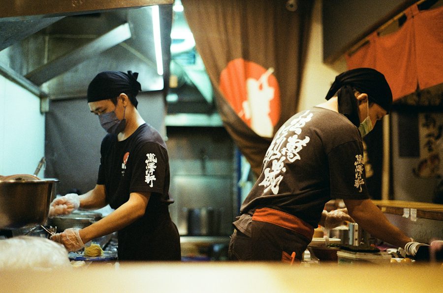 厨房で働く若いスタッフ