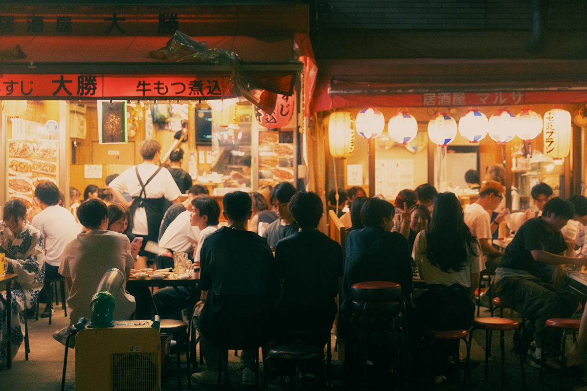 客で賑わう居酒屋のカウンター