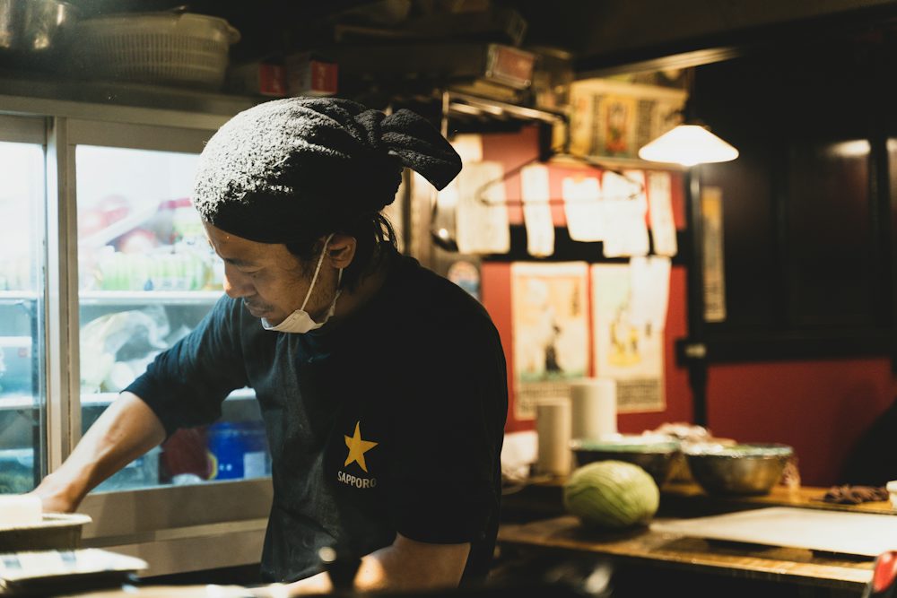 厨房で調理する料理人